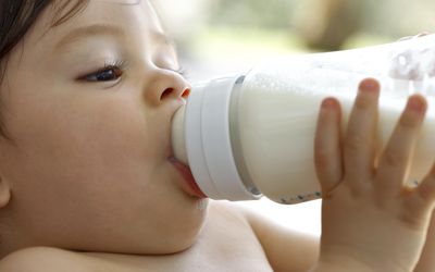 用奶瓶喝奶的婴儿