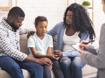 girl and parents with a therapist