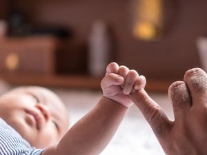 婴儿用足底反射抓父母的手指