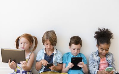 屏幕时间——孩子们坐在电子设备前，忽视彼此