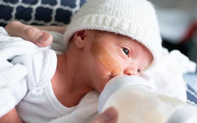 早产儿在医院接受奶瓶喂养配方奶粉