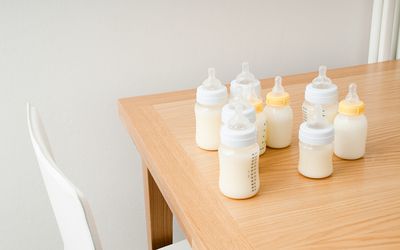 桌上放着几瓶母乳