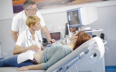 一个孕妇在医务室做超声波检查