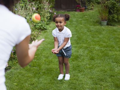 学龄前女孩在外面玩球