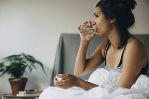 女人在床上喝水