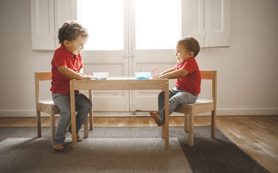 幼儿桌和椅子与两个男孩