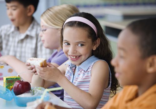 一张孩子们在学校吃午饭的照片