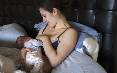 母乳喂养婴儿的女儿