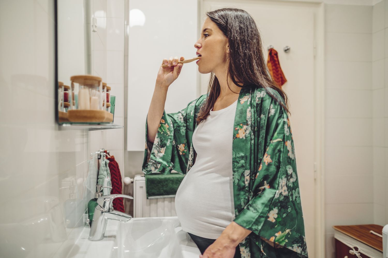 孕妇在刷牙