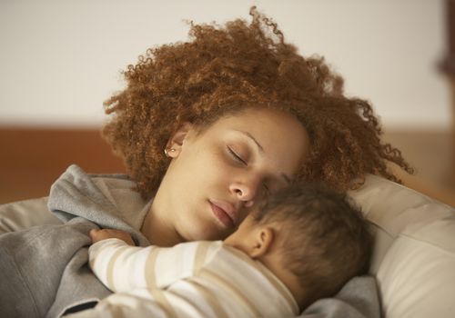 非裔美国妇女和她的孩子睡觉