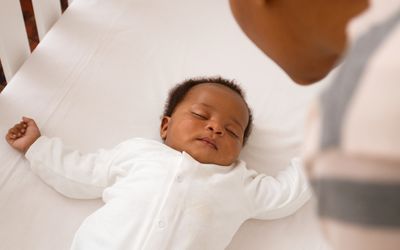 在南非开普敦的婴儿床上睡觉的婴儿