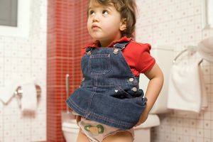 一个正在接受上厕所训练的孩子正在考虑上厕所