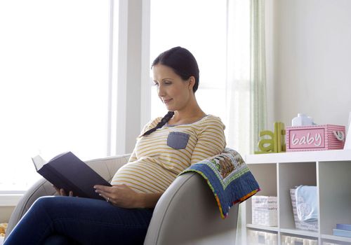 孕妇在家看书