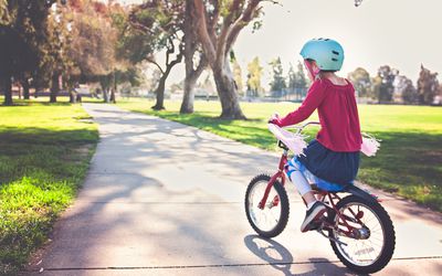 在公园骑自行车的女孩