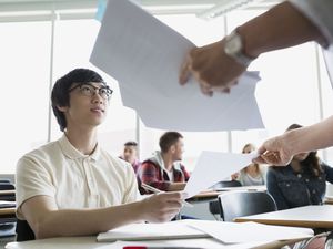 学生把考卷交给老师