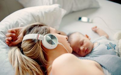 新妈妈听着音乐，和宝宝一起打盹
