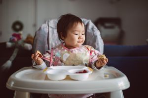 可爱的小宝贝独自享用早餐