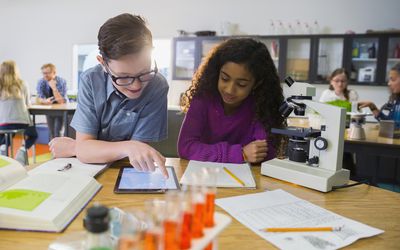 男孩和女孩在学校的科学实验室工作