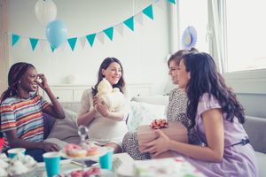 四个女人在婴儿派对上庆祝