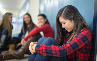 女孩高中同学在高中