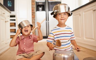 孩子们头上顶着锅碗瓢盆