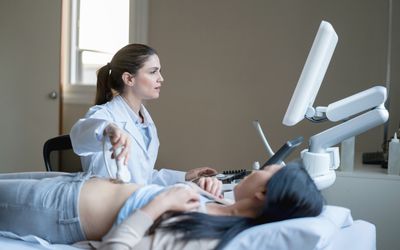 女医生正在做超声波扫描看起来非常专注于病人