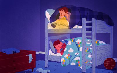 孩子们睡在双层床上，一个醒着拿着手电筒看书，另一个在下铺抱着泰迪熊睡觉(当你的孩子同住一个房间时，如何处理睡觉时间)