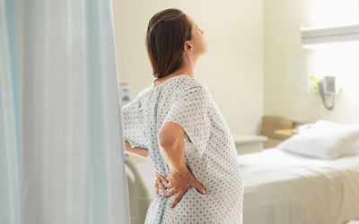 孕妇在医院抱着腰