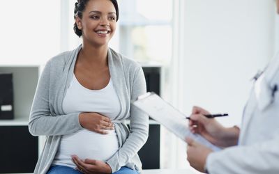 一位孕妇正在进行产前检查