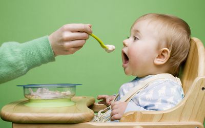 婴儿用勺子吃婴儿食品
