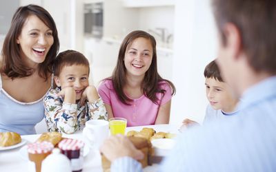 Laughter around a mouthwatering breakfast!