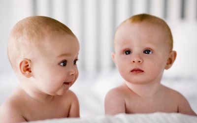 双胞胎男婴特写(6-9个月)