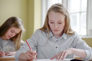 女同学在教室里