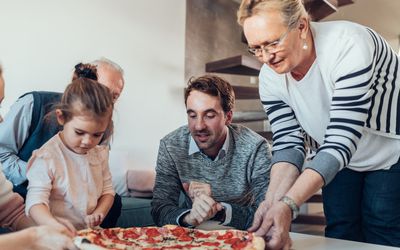 一个幸福的家庭在吃披萨