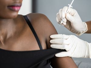 一名非裔美国妇女正在接种covid-19疫苗