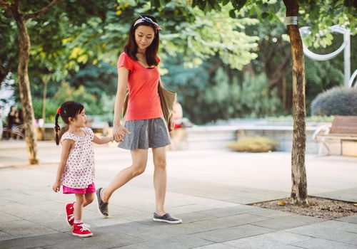 妈妈和孩子在公园里快乐地散步