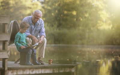 爷爷和孙子在湖边读书
