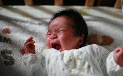 婴儿床里哭泣的婴儿