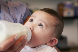 婴儿用奶瓶喝配方奶粉
