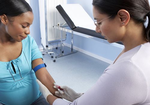 助产士从孕妇手臂取血样产科检查。助产士正在取孕妇手臂上的血液样本。怀孕期间有必要进行定期检查，以便监测婴儿的发育和母亲的健康。华体会体育官方人口血液检测可以提供母亲营养状况的信息，例如血糖水平、激素和抗体水平。＂class=