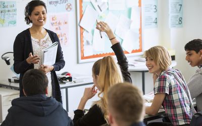 青少年学生在课堂上学习