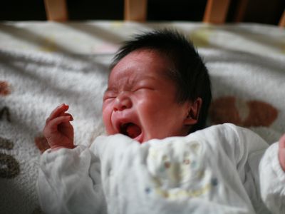 婴儿床里哭泣的婴儿