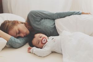 妈妈和宝宝一起躺在床上
