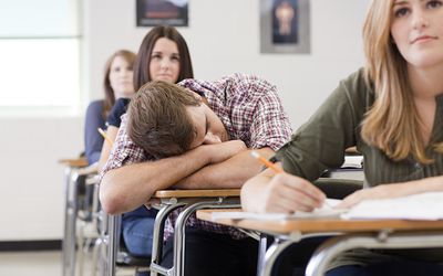 男高中生在课堂上睡觉