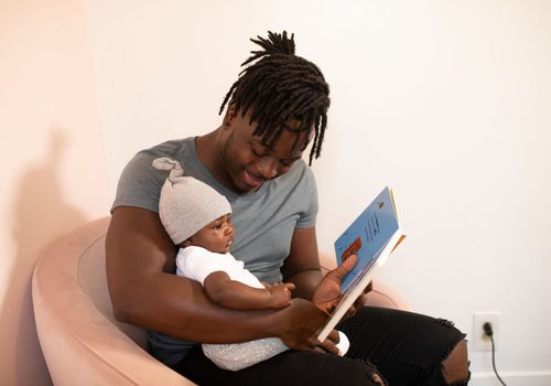 爸爸给宝宝读书