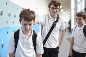 一个男孩在学校走廊被同学欺负