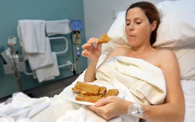 孕妇在医院产房吃花生酱吐司