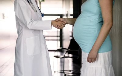 女医生与孕妇握手