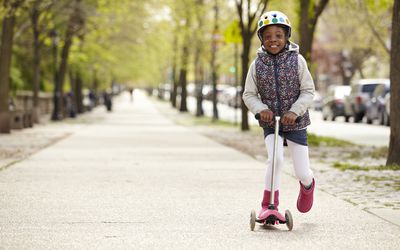 年轻的非裔美国女孩骑摩托车