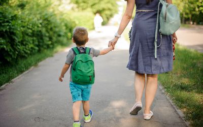 学龄前儿童和妈妈步行上学